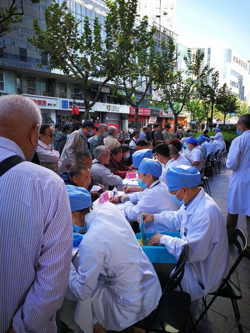 虹口區江灣醫院組織廣大黨員與醫療專家在四川北路舉行大型健康義診服務活動